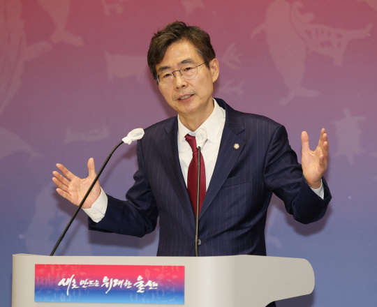 '국민의힘 뉴시티 프로젝트 특별위원회' 위원장인 조경태 의원이 지난 12월7일 오후 김두겸 울산광역시장과 면담 후 울산시청 프레스센터에서 기자회견을 열고 취재진 질문에 답하고 있다.<연합뉴스>